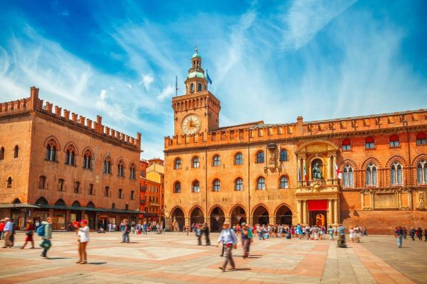 Piazza Maggiore in het oude stadsdeel van Bologna, Italië.