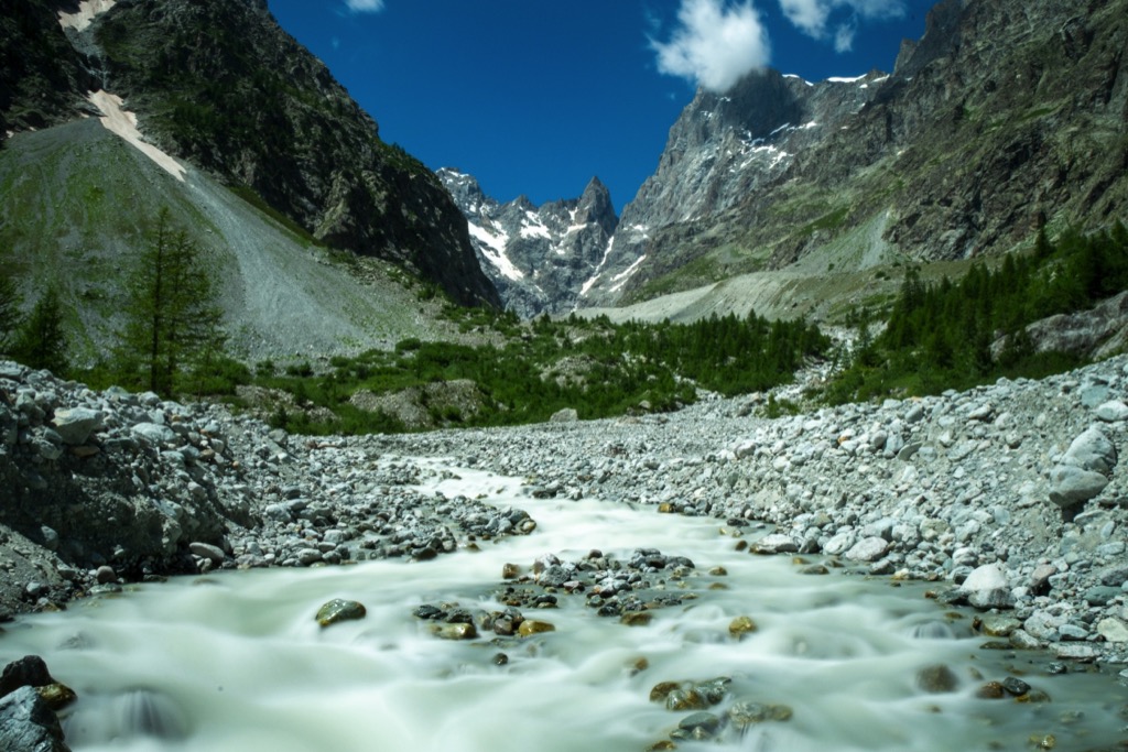 Blauw water van de bergrivier die uit de bergen, Nationaal park Ecrins, Frankrijk.