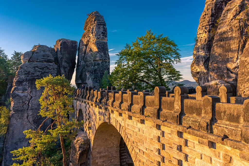 Zonsopgang boven de Bastei brug in Saxisch Zwitserland Nationaal Park. ©Shutterstock