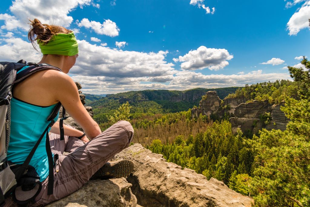 Meisje kijkt naar een rotsformatie in Saxisch Zwitserland Nationaal Park. ©Shutterstock