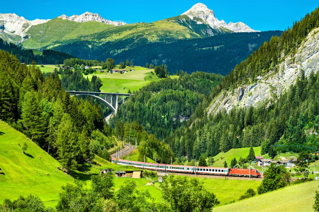 Trein baant zich een weg door de bergen op de Brennerspoorlijn in de Oostenrijkse Alpen.
