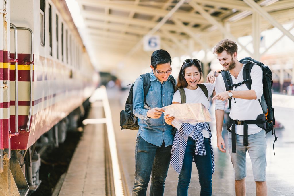 Vriendengroep neemt de trein. ©Shutterstock