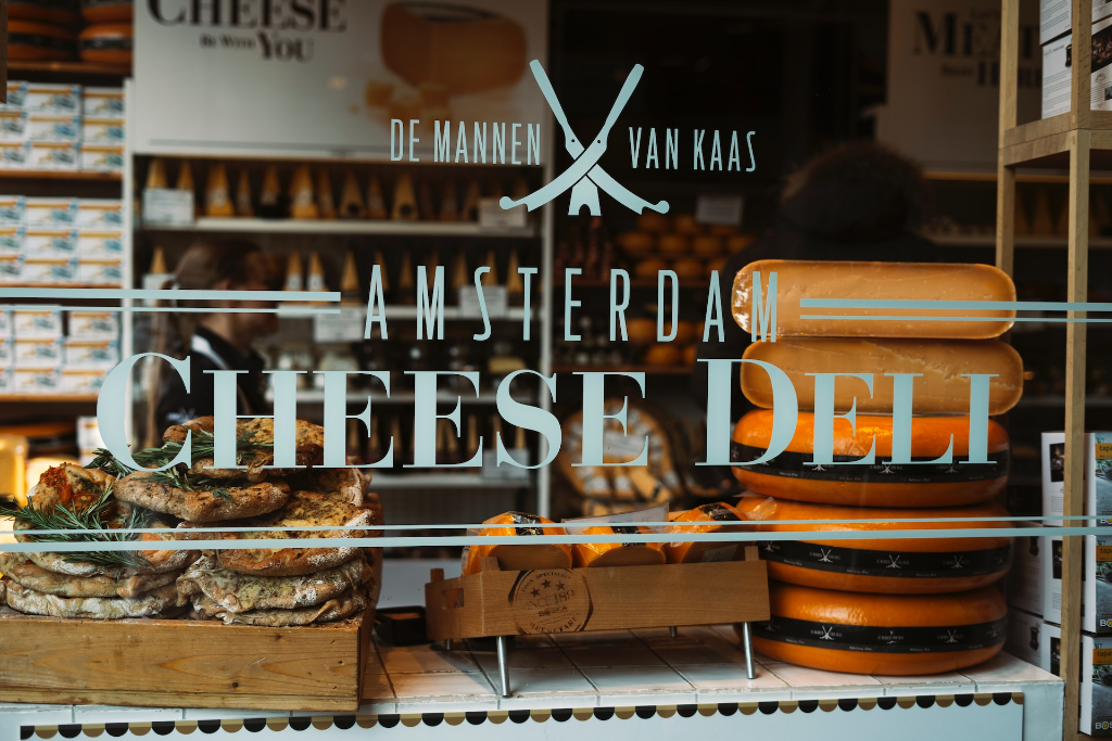 Etalage van een Amsterdamse kaaswinkel.