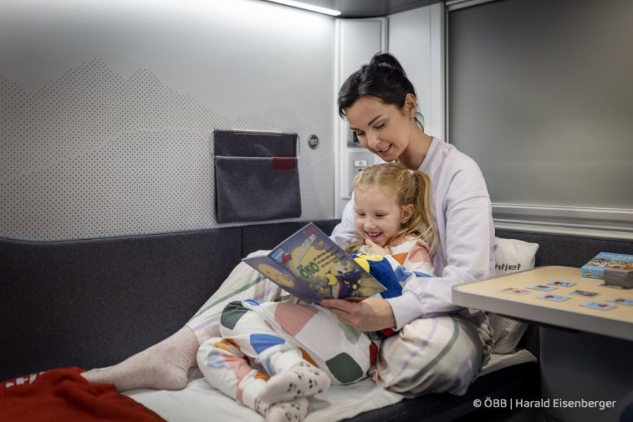 Traveling with children image