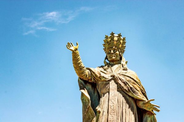 Standbeeld van paus Sylvester II in de Franse stad Aurillac.