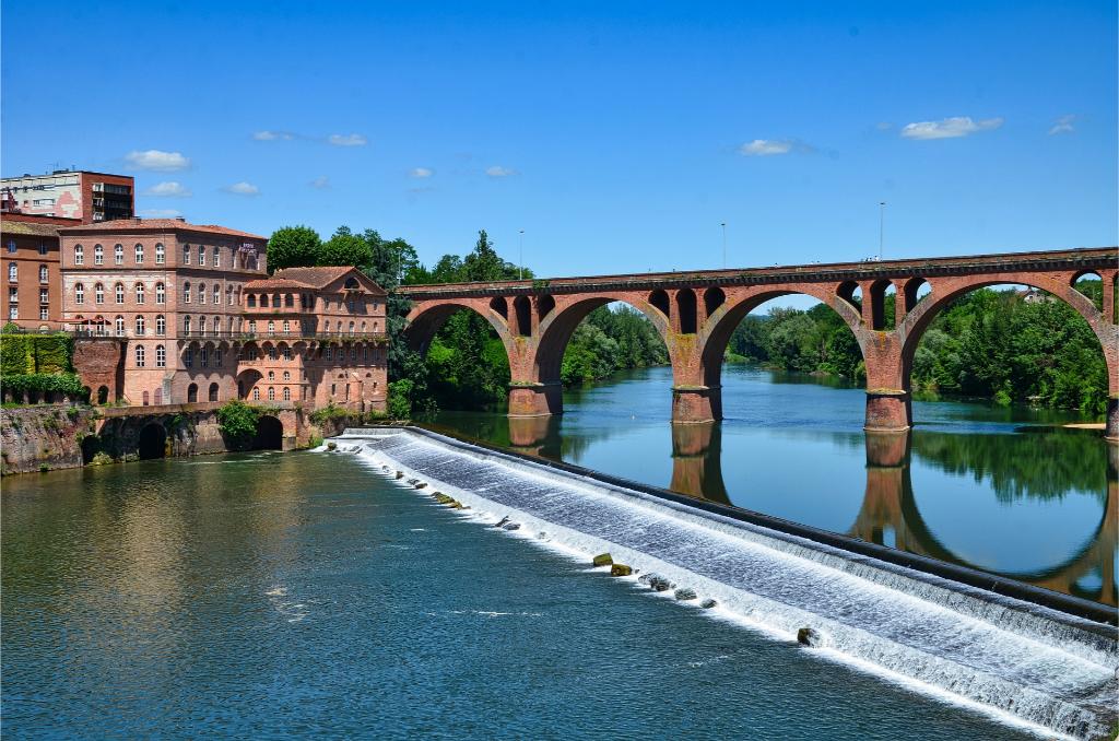 Brug over de rivier Tarn in de Franse stad Albi.