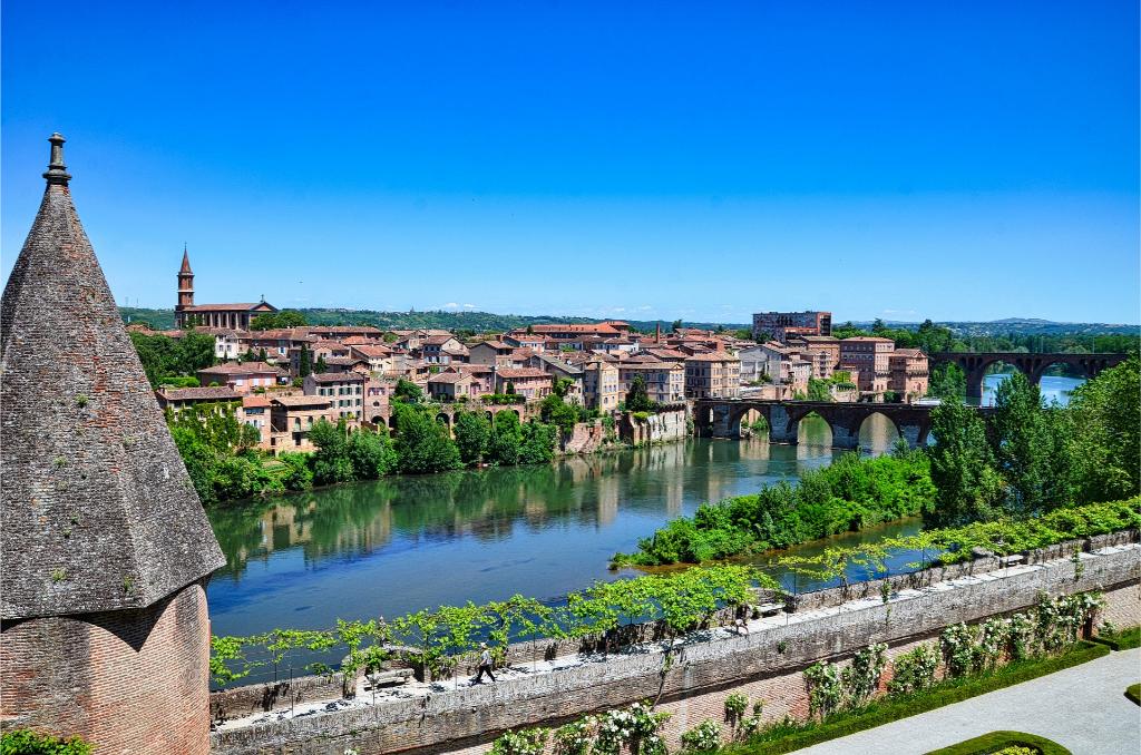 Zicht op het historisch deel van de Franse stad Albi en de rivier Tarn.