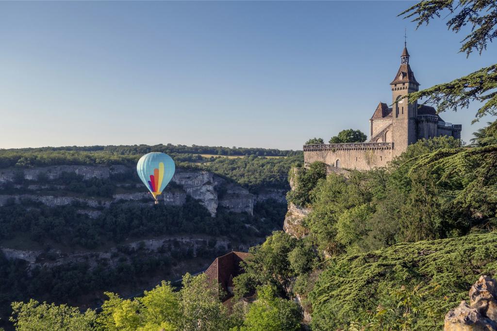 Luchtballon vliegt over de Franse stad Rocamadour.